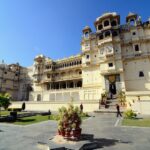 Why is Mount Abu Well-Known among Tourists?