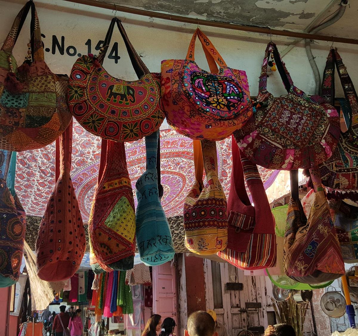 Bapu Bazaar Jaipur’s Bustling Marketplace for Affordable Shopping and Traditional Rajasthani Goods